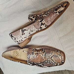 Vince Camuto leather loafer size 8m or 381/2 in men size reptile appearance.